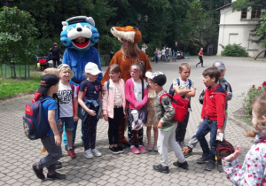 Uczniowie z pomalowanymi twarzami w Parku Źródliska.