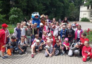 Uczniowie klas pierwszych z pomalowanymi twarzami w Parku Źródliska.
