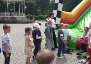 Uczniowie klas pierwszych na dmuchanej zjeźdźalni.
