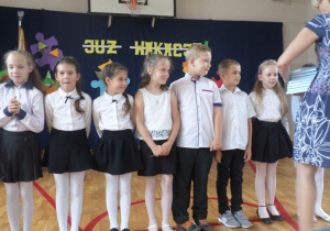 Grupa uczniów klasy 1b wyróżnionych nagrodami.