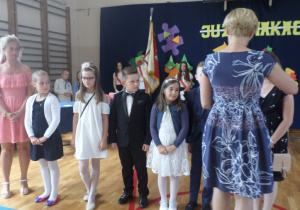 Grupa uczniów klasy 3a wyróżnionych nagrodami.