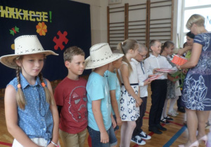 Grupa uczniów klasy 3b wyróżnionych nagrodami.