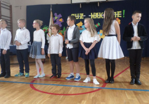 Grupa uczniów klasy 4b wyróżnionych nagrodami.