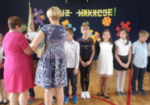 Grupa uczniów klasy 4c wyróżnionych nagrodami.