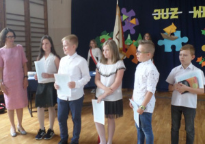 Grupa uczniów klasy 5a wyróżnionych nagrodami.
