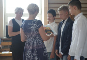 Grupa uczniów klasy 7a wyróżnionych nagrodami.