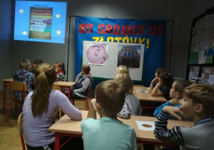 Grupa uczniów klasy 3a w trakcie zajęć.