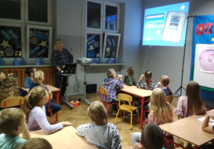 Grupa uczniów klasy 3a w trakcie zajęć.