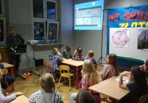 Grupa uczniów klasy 3a w trakcie zajęć.