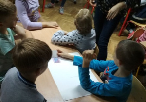 Grupa uczniów klasy 3a w trakcie zajęć.