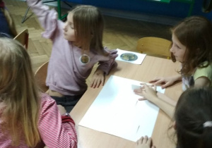 Grupa uczniów klasy 3a w trakcie zajęć.