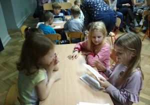 Grupa uczniów klasy 3a w trakcie zajęć.