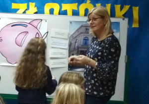 Grupa uczniów klasy 3a w trakcie zajęć.