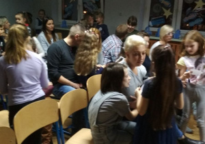 Rodzice uczniów w trakcie zajęć.