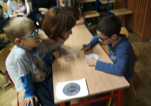 Grupa uczniów klasy 3a w trakcie zajęć.