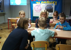 Grupa uczniów klasy 3a w trakcie zajęć.