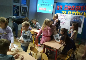 Grupa uczniów klasy 3a w trakcie zajęć.