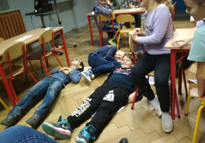 Grupa uczniów klasy 3a w trakcie zajęć.