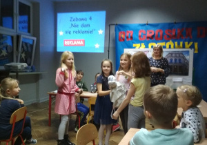 Grupa uczniów klasy 3a w trakcie zajęć.