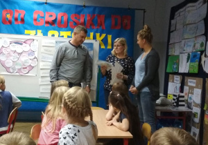 Grupa uczniów i rodziców klasy 3a w trakcie zajęć.