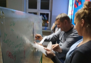 Rodzice uczniów w trakcie zajęć.