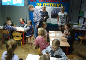 Grupa uczniów klasy 3a w trakcie zajęć.
