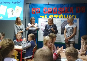 Grupa uczniów klasy 3a w trakcie zajęć.