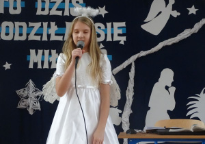 Uczennica w stroju anioła.