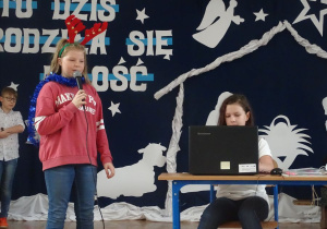 Dwie uczennice w trakcie scenki jasełkowej.