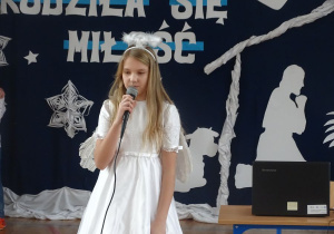 Uczennica w stroju anioła.