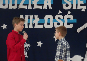 Dwóch uczniów w trakcie scenki jasełkowej.