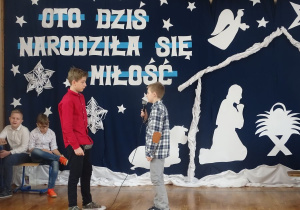 Zespół klasy 6a w trakcie scenki.