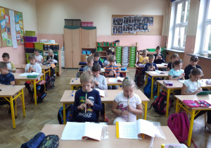 Uczniowie słuchają muzyki i grają na flażoletach.