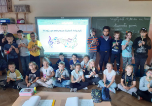 Uczniowie z 2a świętują w swojej pracowni i grają na flażoletach.