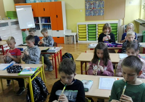 Dzieci pracują w swojej sali.