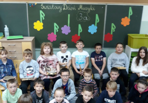 Trzecioklasiści świętują Dzień Muzyki.