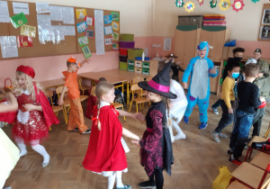 Przebrani uczniowie klasy 2a tańczą w sali lekcyjnej.