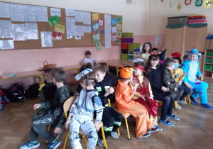 Uczniowie podczas zabawy w "Tańczące krzesła".