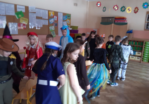 Uczniowie tańczą wokół krzeseł- inne ujęcie.