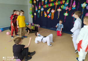Grupa uczniów podczas zabawy w Limbo.