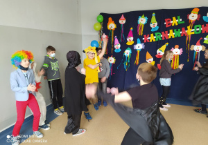 Grupa chłopców podczas zabawy w Limbo.