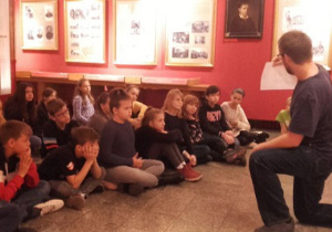 Lekcja muzealna w Muzeum Tradycji Niepodległościowych.