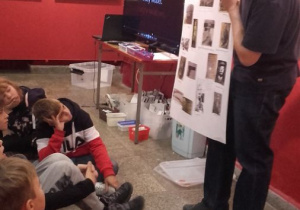 Lekcja muzealna w Muzeum Tradycji Niepodległościowych.