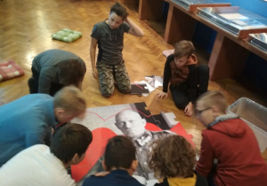 Lekcja muzealna w Muzeum Tradycji Niepodległościowych.