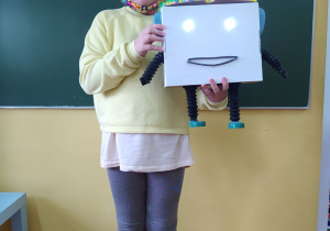 Uczennica z pudłem- robotem.