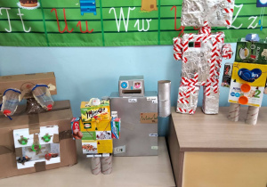 Galeria pięciu robotów.