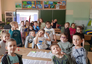 Uczniowie pracują przy ławkach- widok na salę lekcyjną
