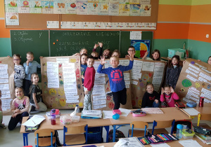 Grupa uczniów z kartami pracy