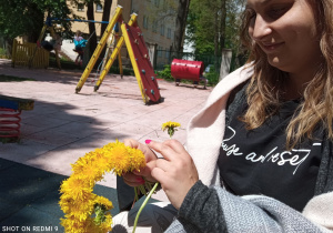 Pani Natalia wyplata kolejny wianek.