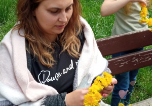 Nauka wyplatania wianków.